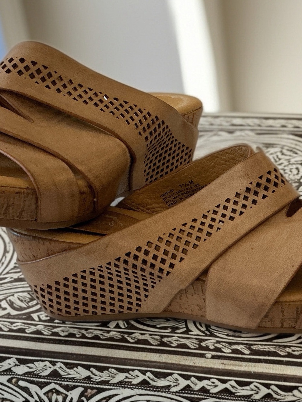 Baretraps Tan Wedge Slide Sandals Women’s Size 7.5M Laser Cut Comfort Shoes